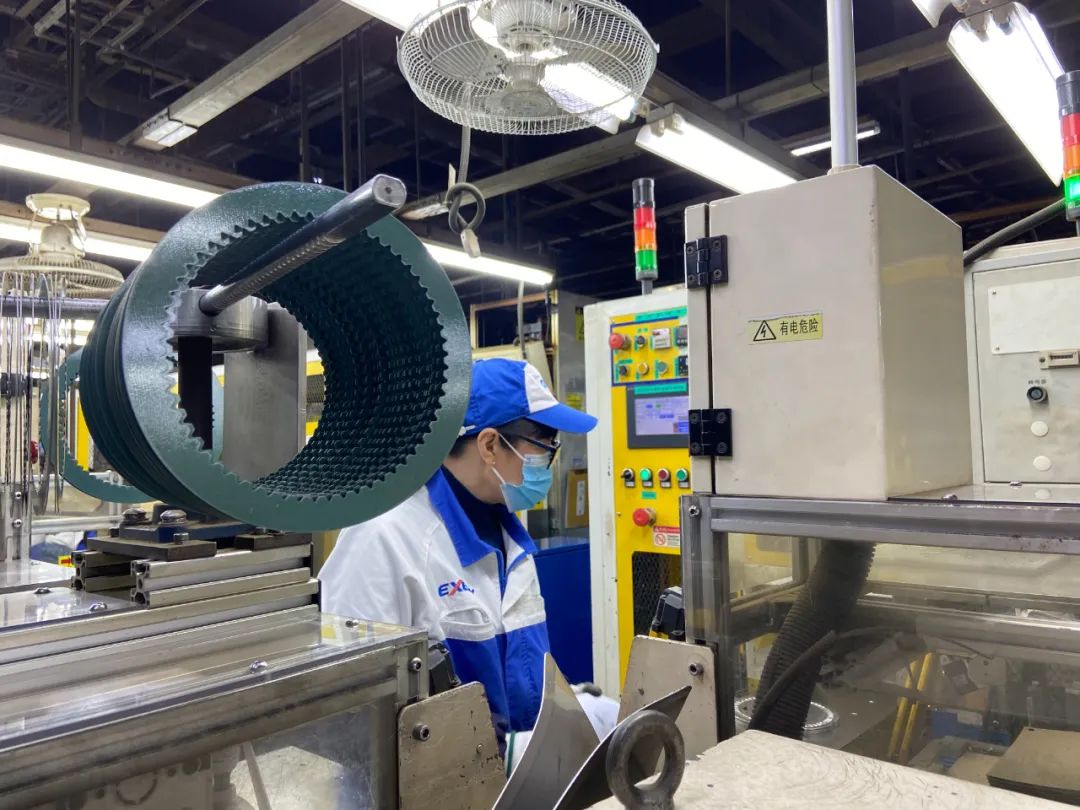 导入机器人自动化生产线，松江这家公司生产的摩擦片成为全球销售冠军！