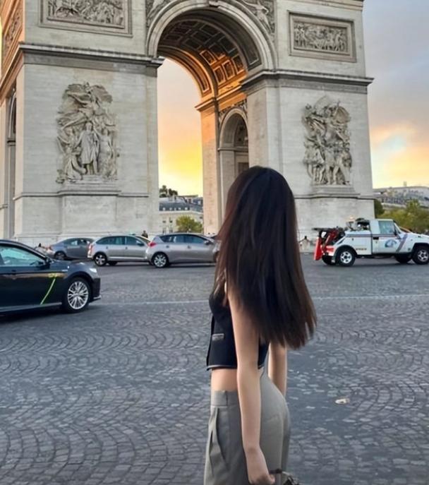 李嫣穿套装长发披肩淑女范十足,李嫣冬天穿吊带图片