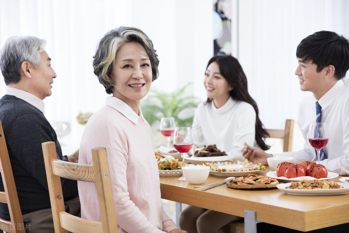 58岁阿姨自述：学会“出卖”儿子后，我成了儿媳妇的闺蜜