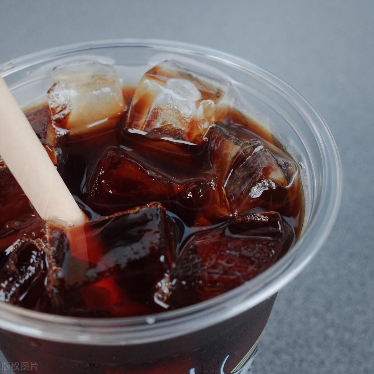 夏天一杯冷萃咖啡还是很惬意的,1分钟制作冷萃冰咖啡教程