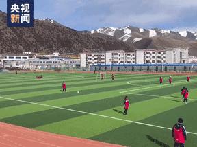 雪山下的足球场有多梦幻,西藏那曲雪山下的梦幻球场