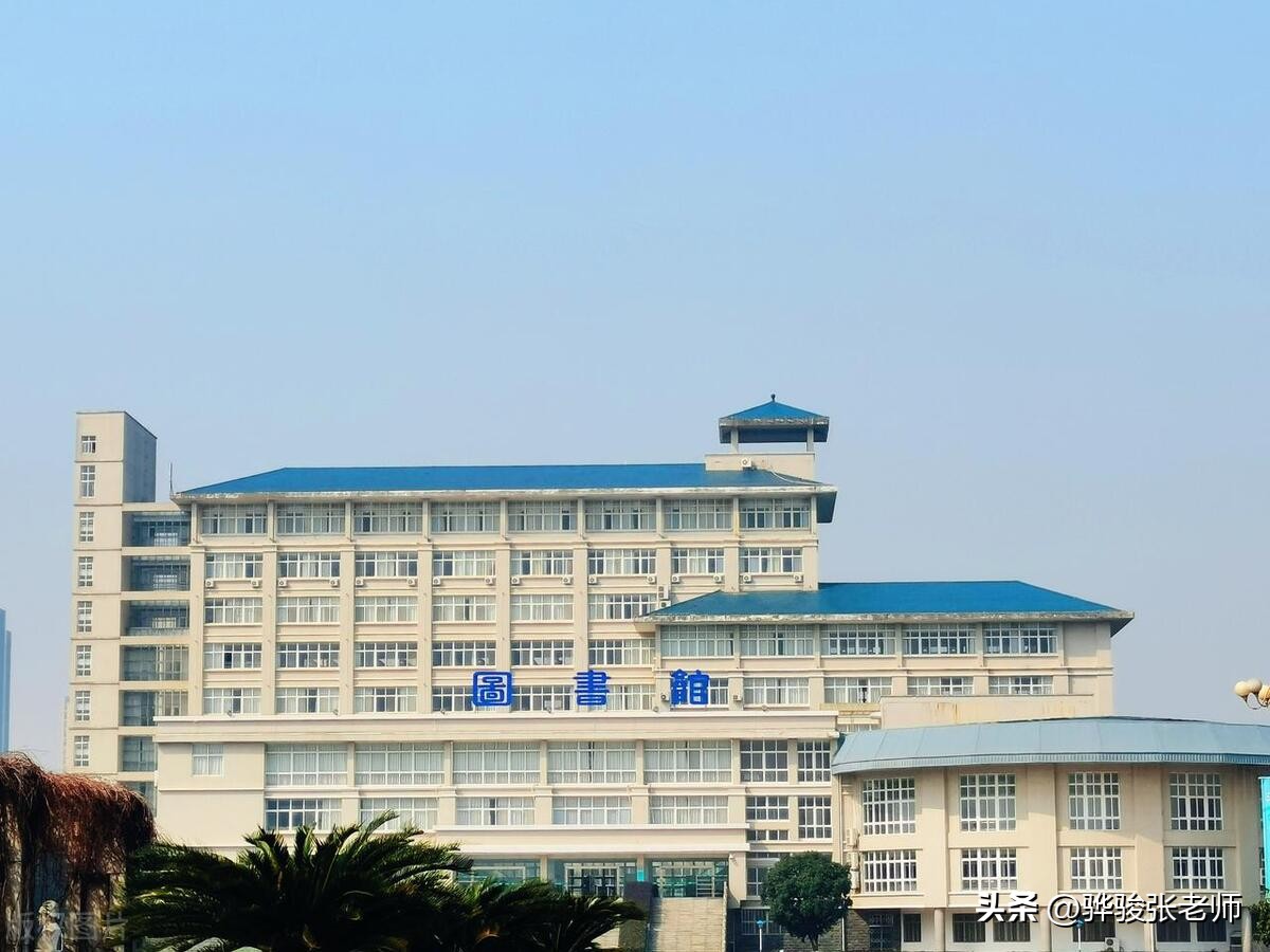 民办高校前十亮相，河南有两所并列第五名，能不能降低一点学费？