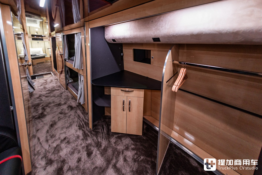 双层巴士房车改装图,可升顶的双层巴士房车