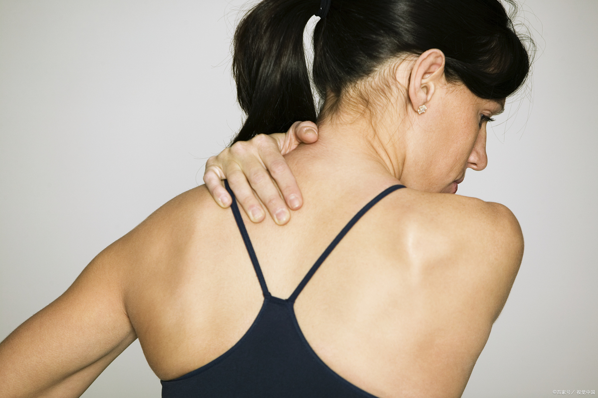 着凉了太阳穴紧绷怎么缓解,后背着凉僵硬紧绷怎么回事