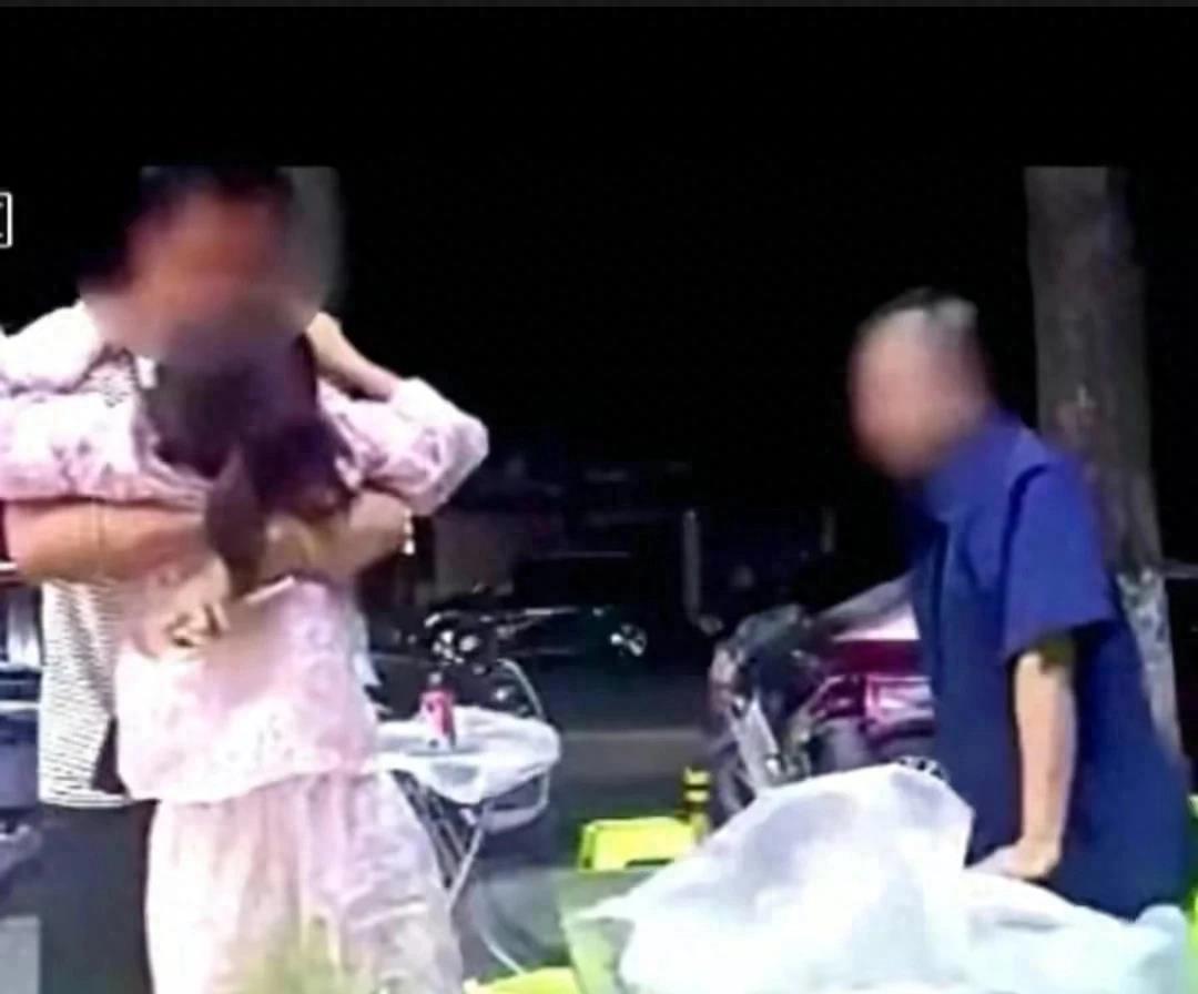 中学两教师街头：强吻、揉胸、摸*体下**....女被害人谅解就没事了？