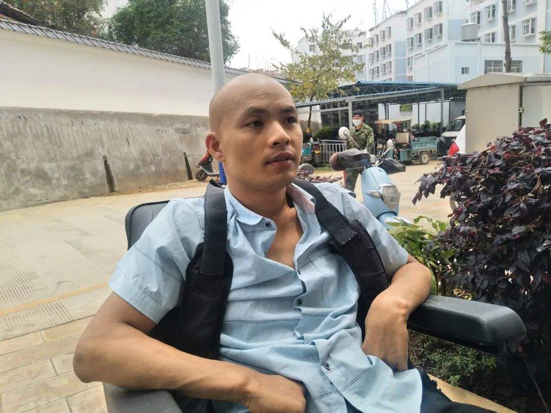 5岁男孩照顾瘫痪爸爸如今怎样了,爸爸3年前成植物人