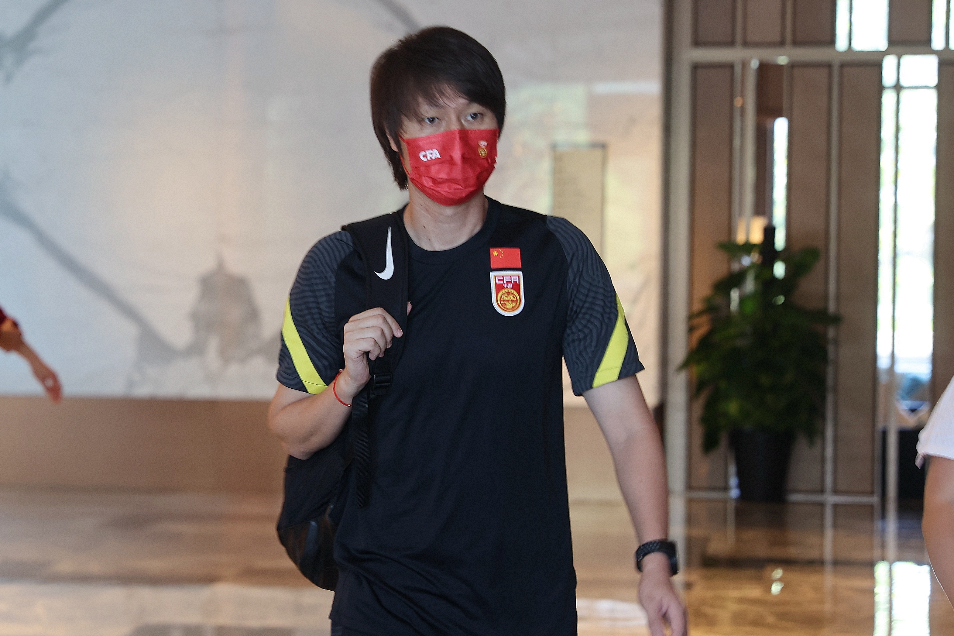 今日侃球会聊聊近期足坛热事,哪里可以看国足对战曼联