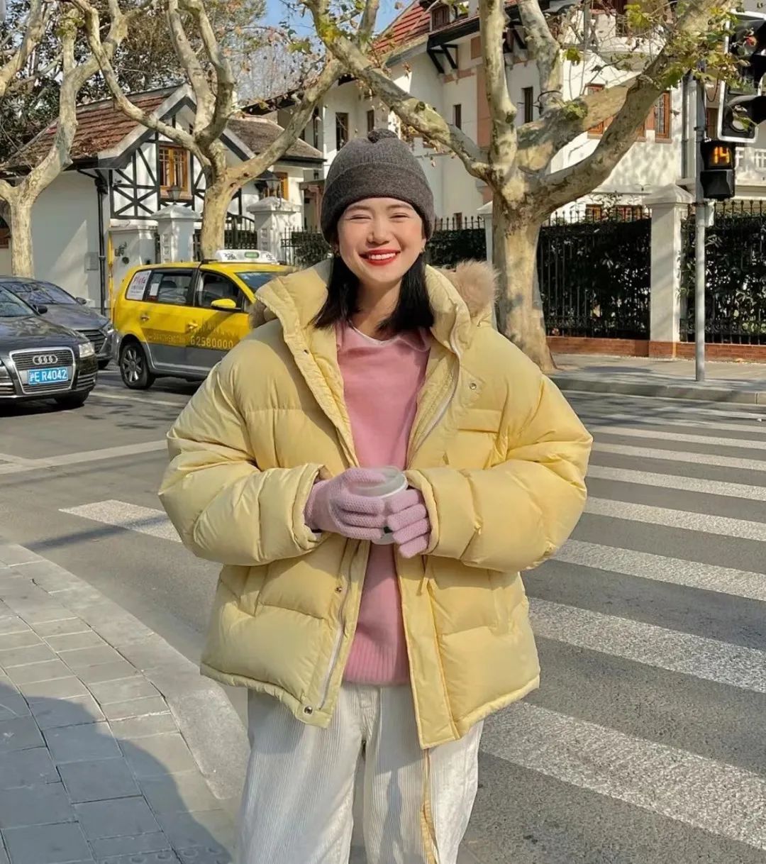 绿色大衣里面穿什么内搭最好,黑色大衣里面怎么穿内搭男