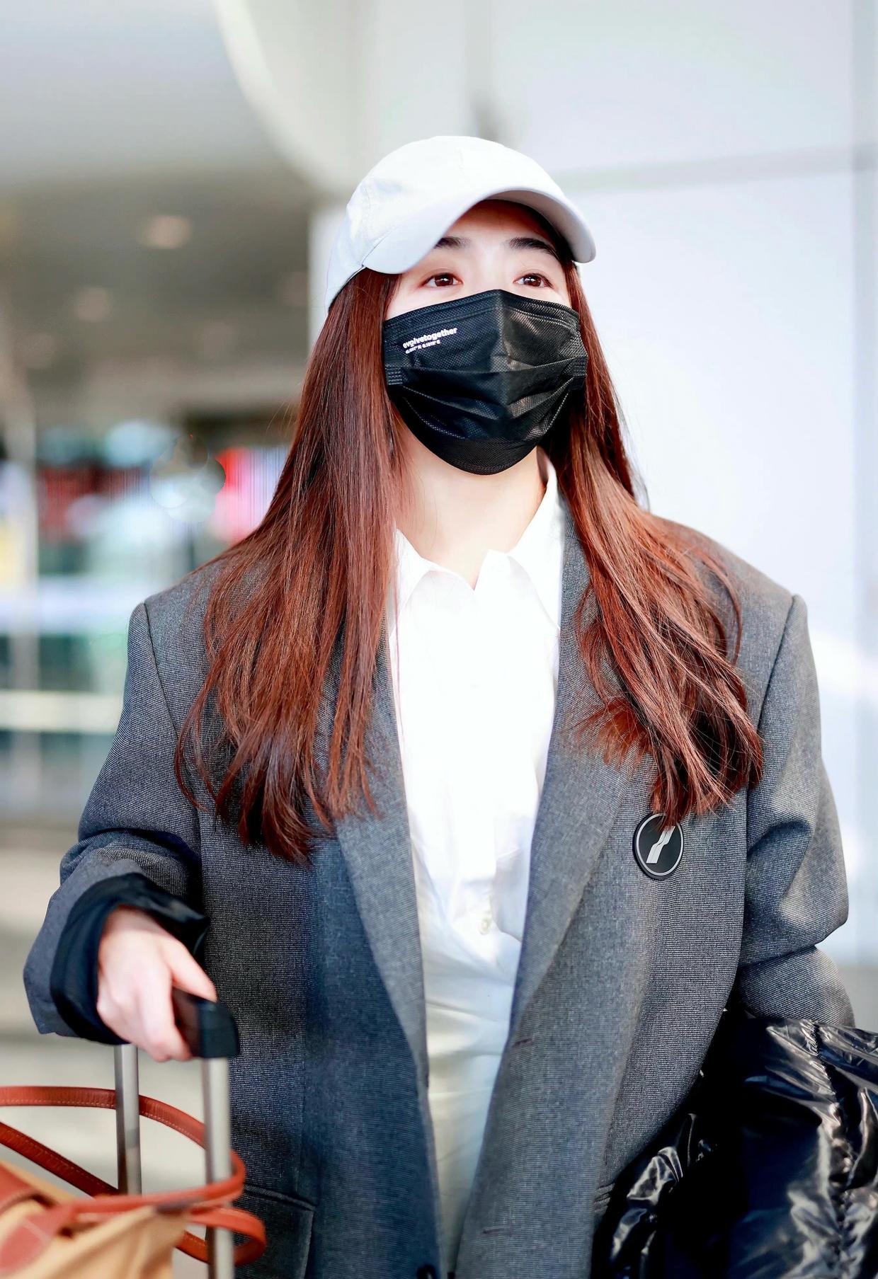 张含韵穿搭成熟,张含韵穿黑西装