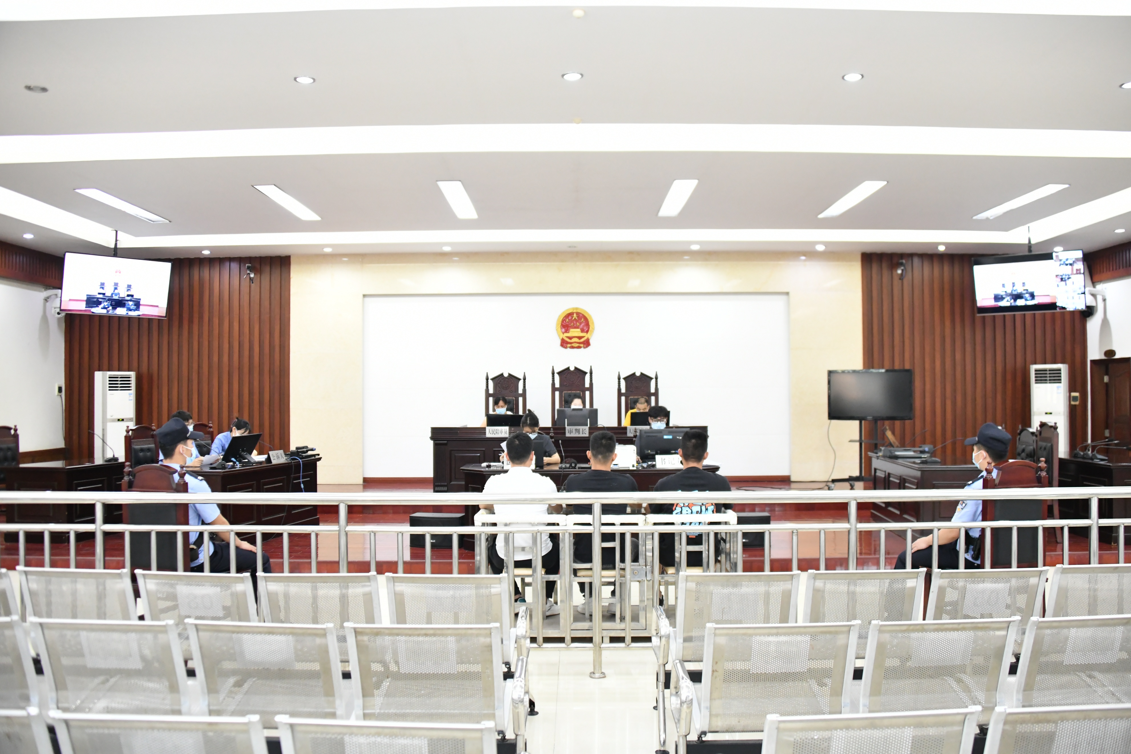 提供银行卡转账九名男子获刑,男子出借银行卡获利一万元被刑拘