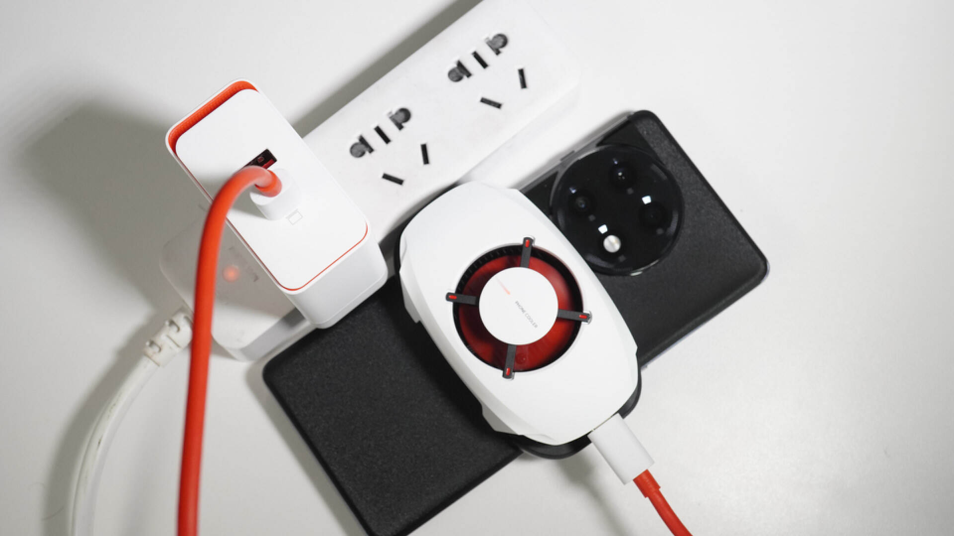 一加27w冰点散热背夹原神限定版,把手机冻感冒了