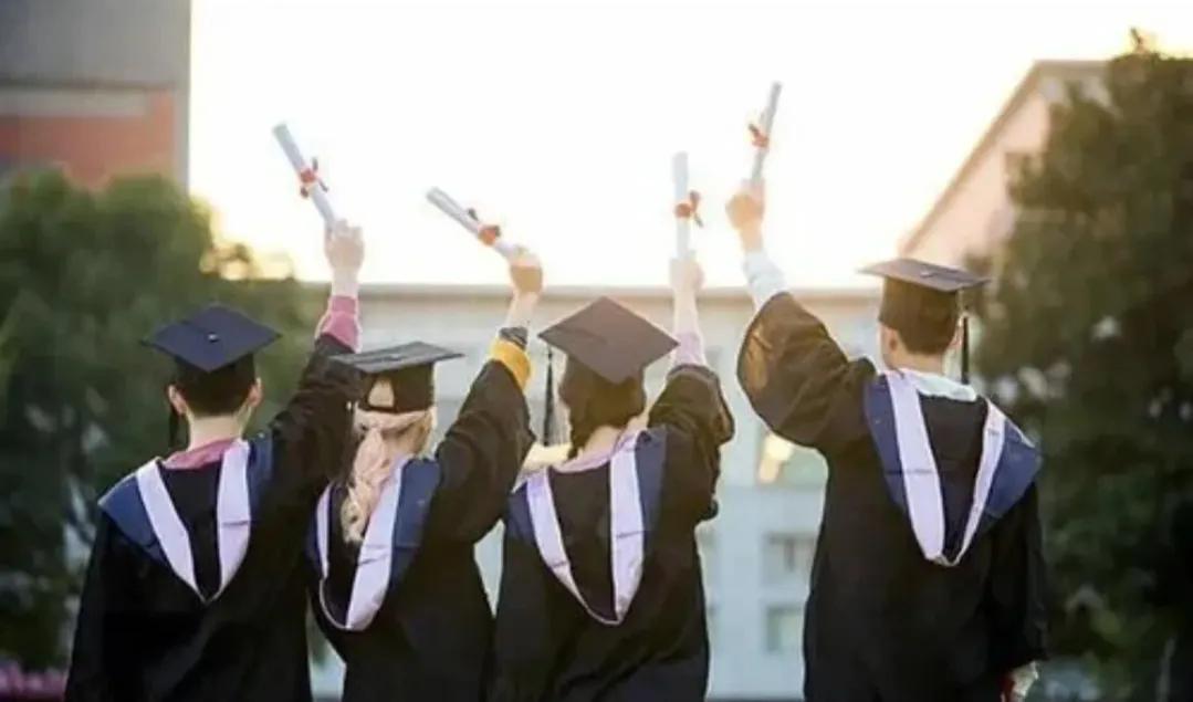 大专应届毕业生如何制作简历,应届毕业生公务员报名简历怎么填