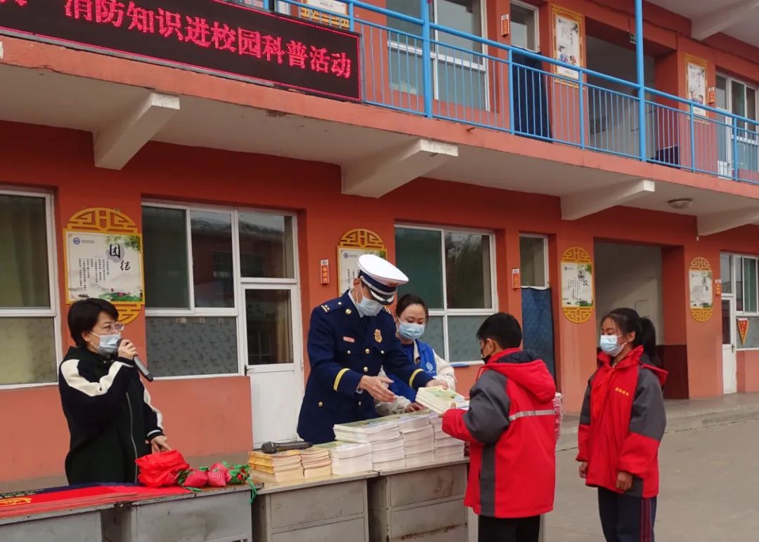 消防安全进百校宣传教育系列活动,走进学校开展消防安全宣传第一课