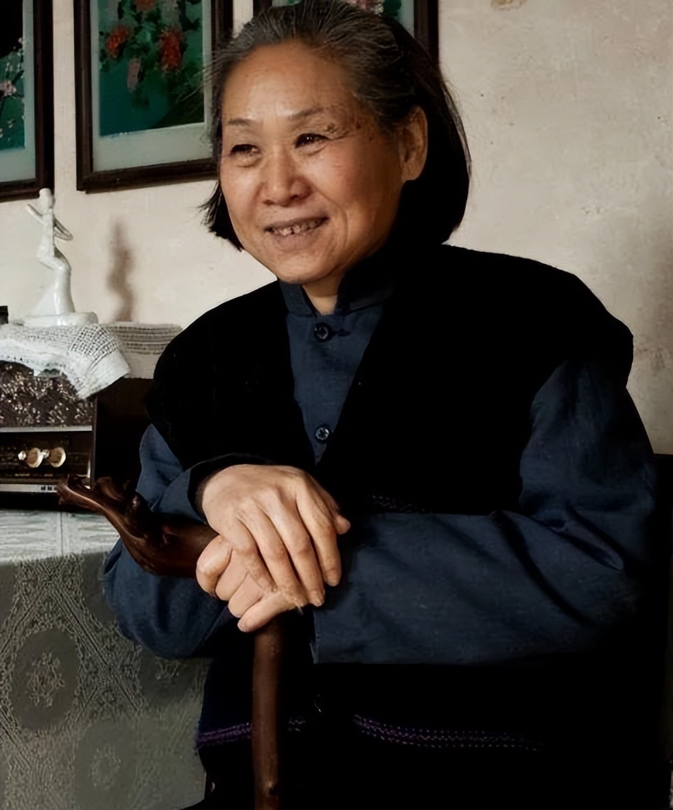 苇青演疯老太太,老太太演员苇青