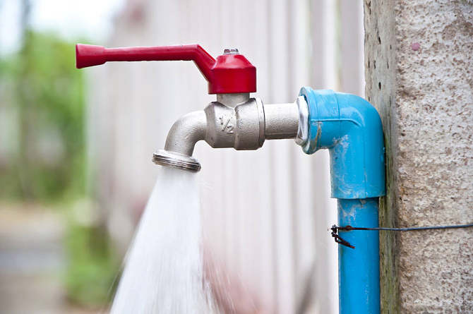 盆土粘稠能少浇水吗,盆土硬如石用什么泡水