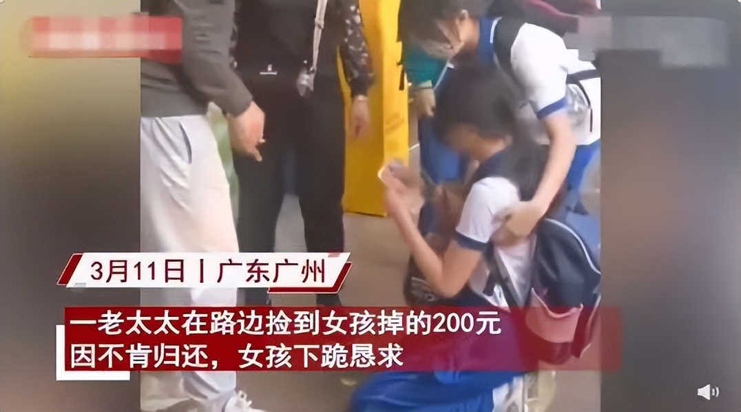 女学生可怜摆摊老人买下全部西瓜,学生看大爷卖瓜可怜