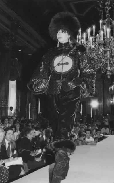 赵露思穿上廉价中国风礼服，俗成了18线网红