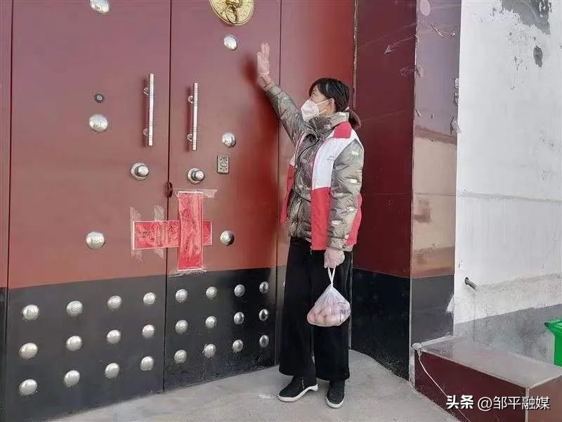 党员走进扶贫户送温暖活动,在职党员进社区爱心超市送温暖