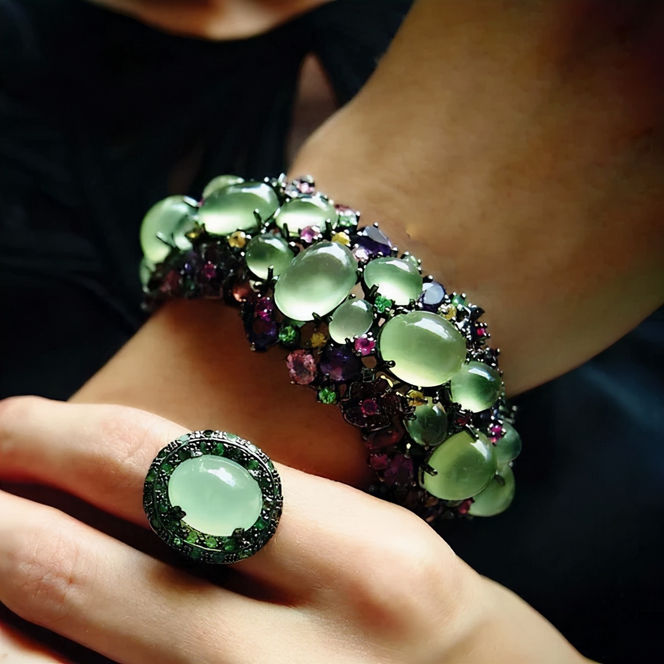 满筐圆实骊珠滑,入口甘香冰玉寒——葡萄石