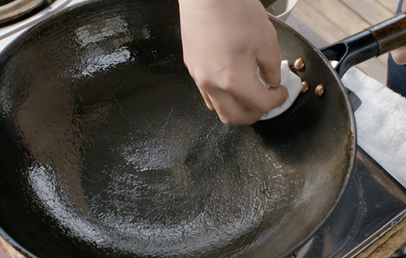 生活小技巧铁锅生锈粘锅教你一招,新锅去除铁锅锈的最佳方法