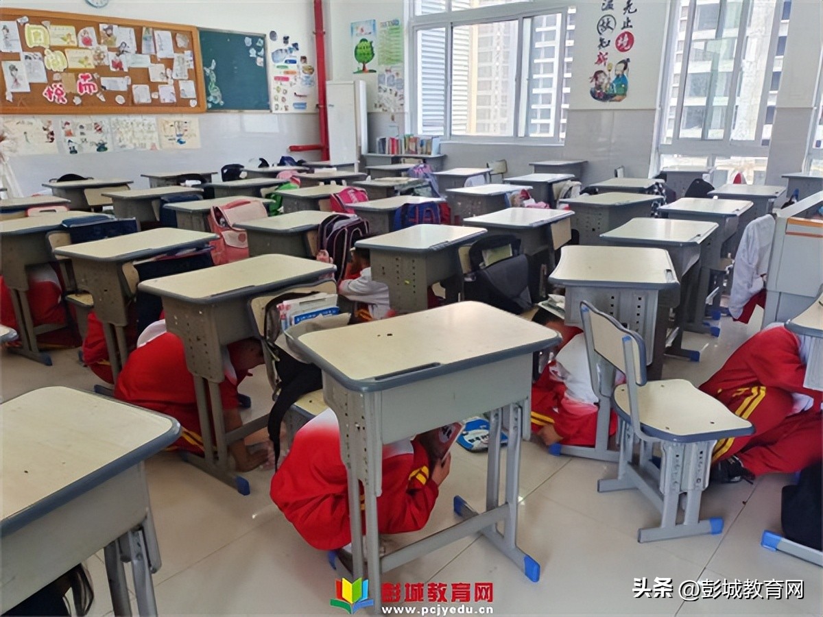 小学防震减灾安全教育简讯,遇地震莫惊慌