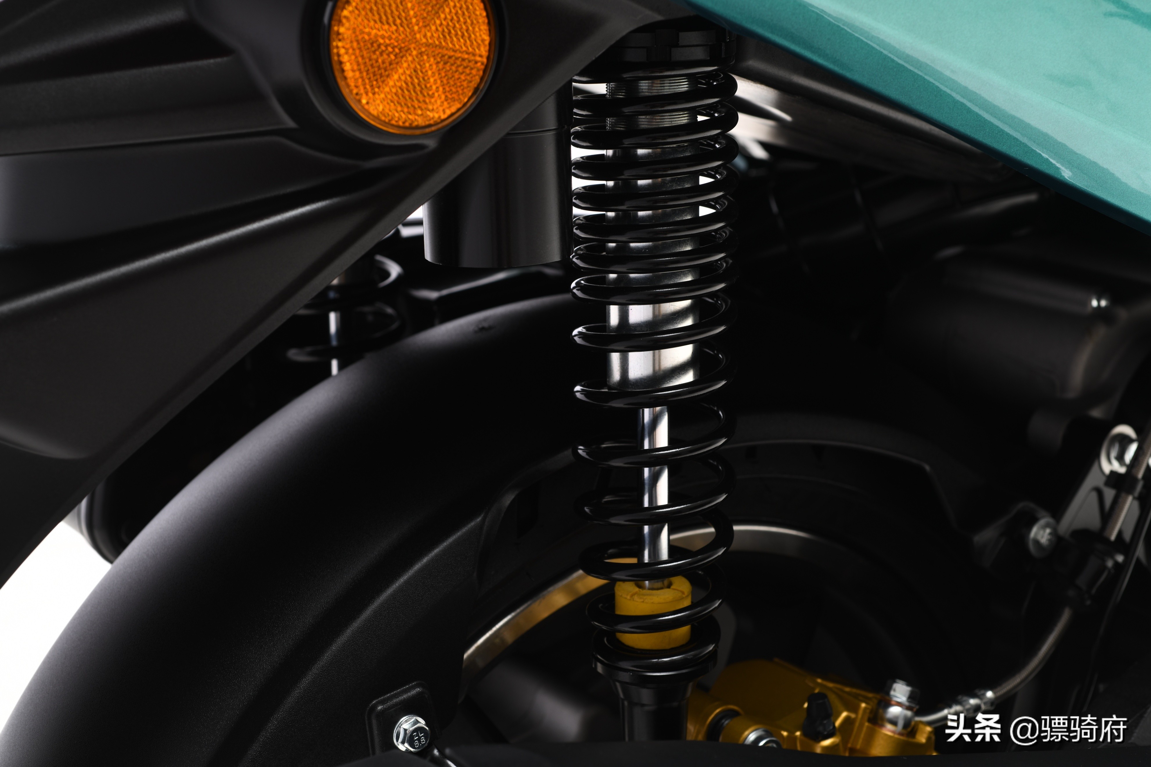 1.598万元起！皮带版RA2和300cc级别踏板车RT3S正式发布