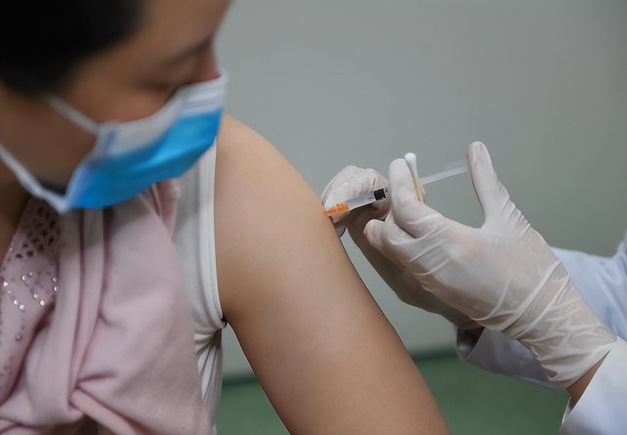 嘴上出了好多透明水泡会传染吗,嘴巴周围长了好多小水泡要忌口吗