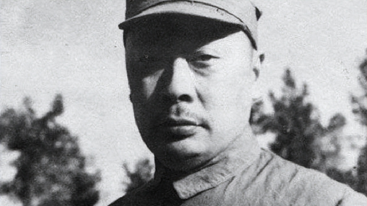 蒋介石审视十大元帅名单，指着一个人对宋美龄说：这人太厉害了