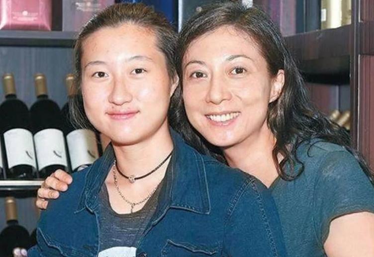 “异类”星二代，顶着父母光环却不务正业，违法被捕、同性结婚