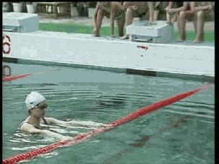 仰泳换自由泳的切换分解动作图解,混合泳仰泳后滚翻动作要领