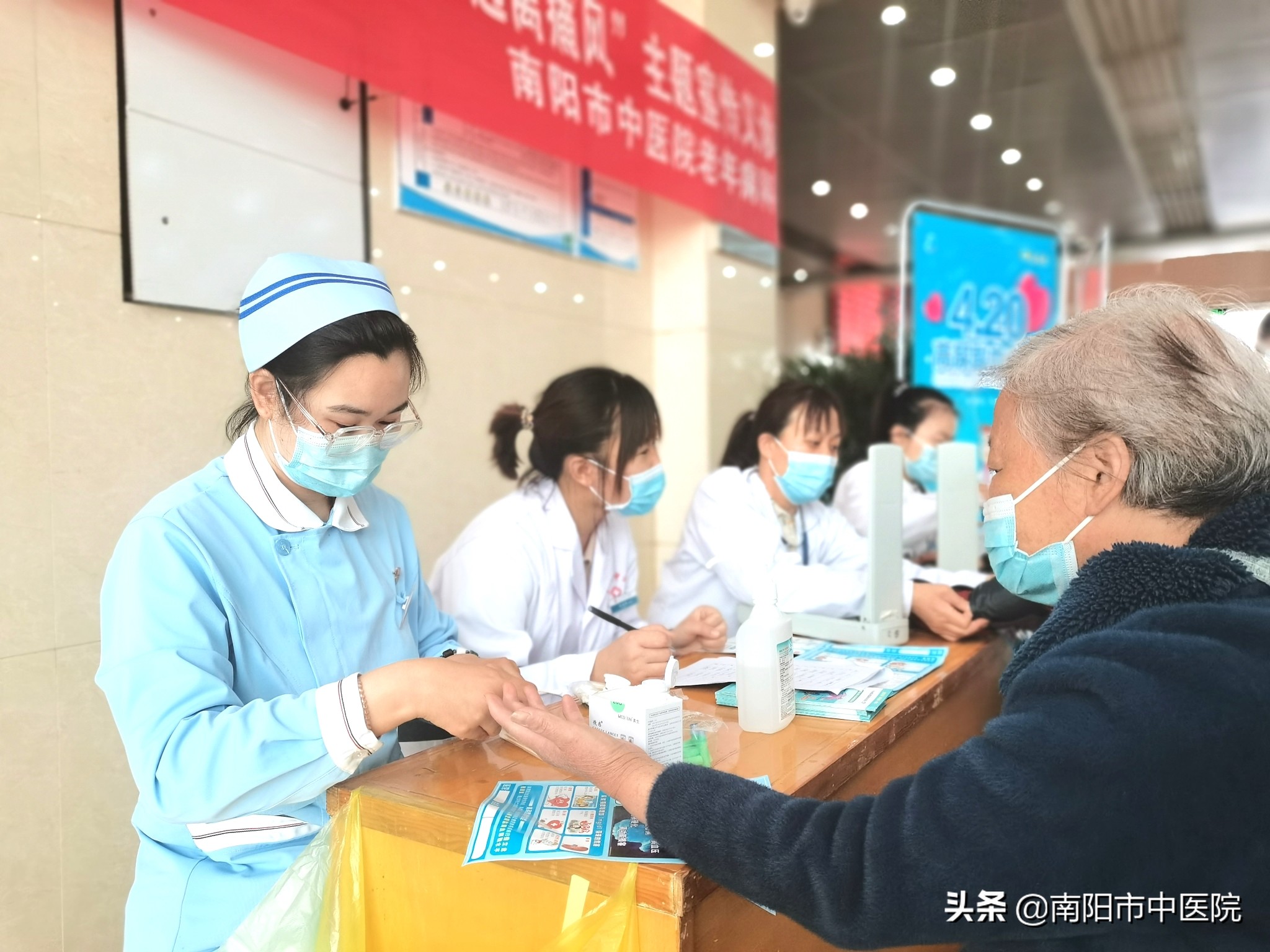 南阳市中医院举行“关注尿酸远离痛风”4·20世界痛风日义诊活动