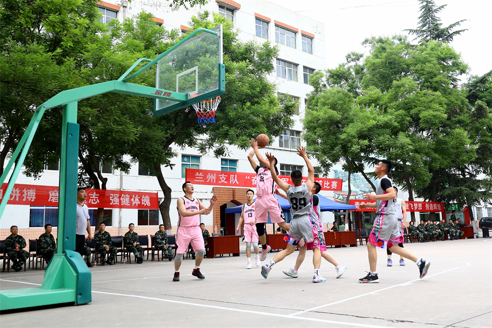 迎“篮”而上青春飞扬