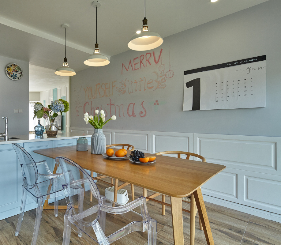 她家用木器漆打造出了独一无二的电视背景墙