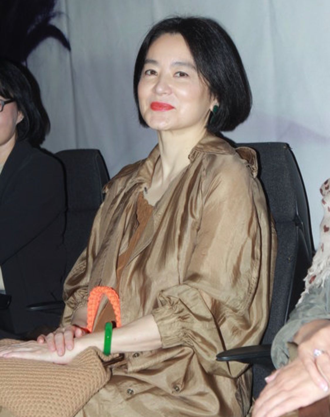 微胖中年阿姨别留长发了，学林青霞烫这款“贵妇卷”，高级不油腻