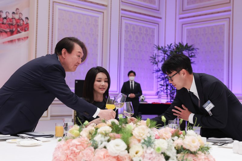 韩国第一夫人穿短袖装扮,50岁韩国第一夫人亮相巴黎