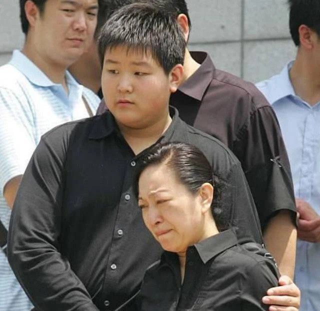 罗京去世后妻子和儿子的现状,罗京死后妻子哭的视频