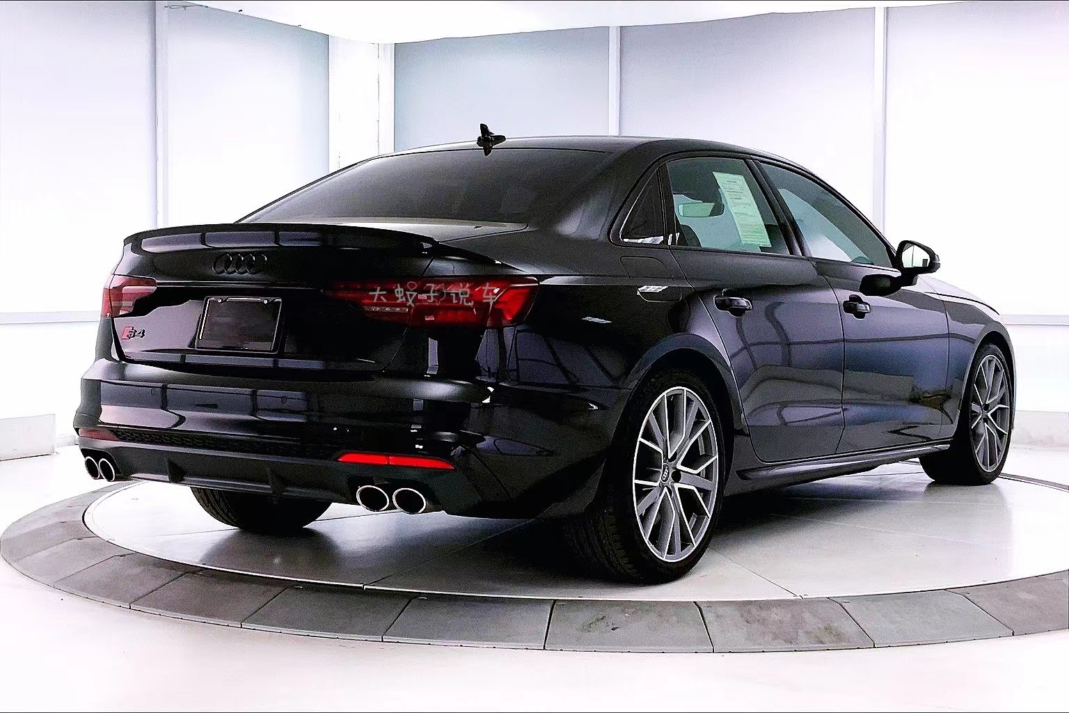 奥迪a4黑武士改装,奥迪全新a4实车曝光溜背造型