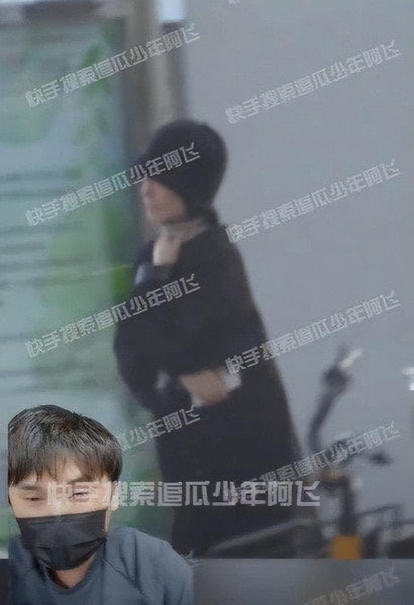 鲁豫相差19岁“母子恋”曝光，疑似已同居，同一单元共用一个车位