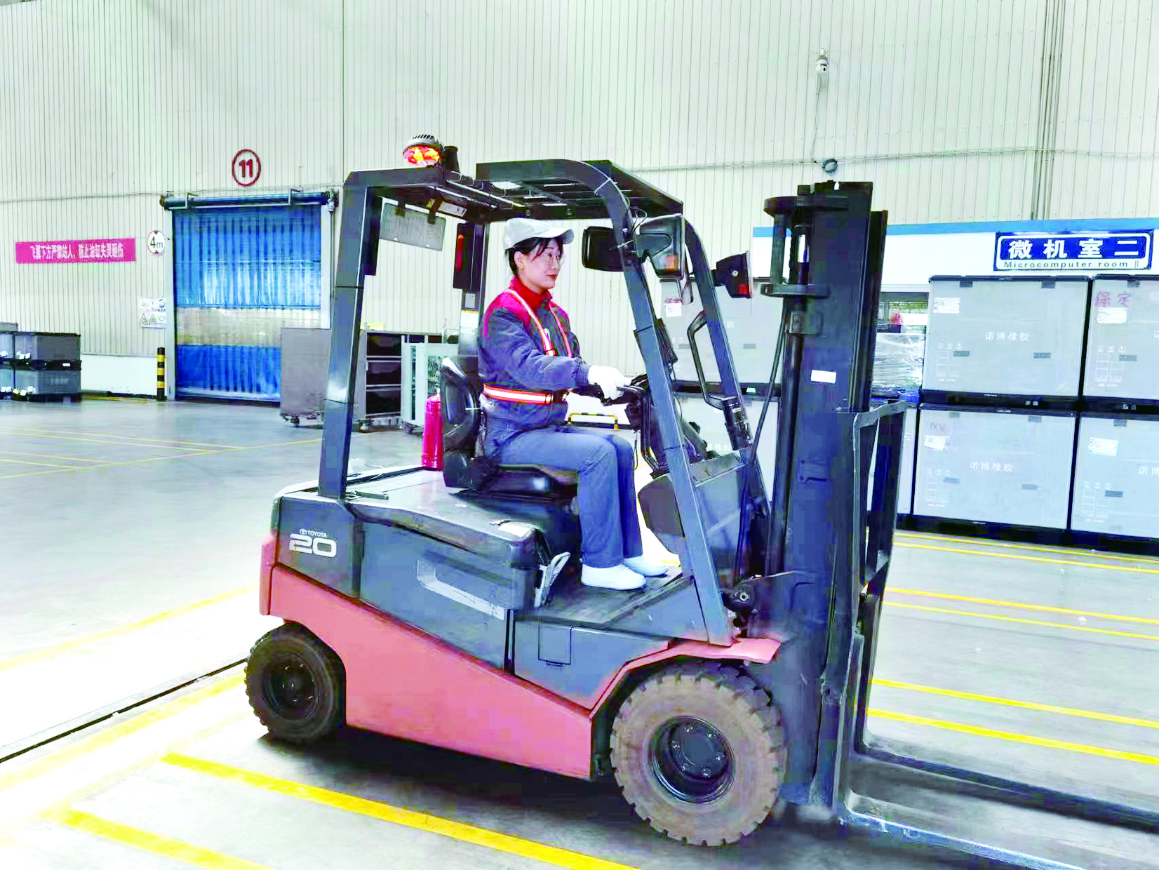 张月：“飒”出风采的女叉车司机