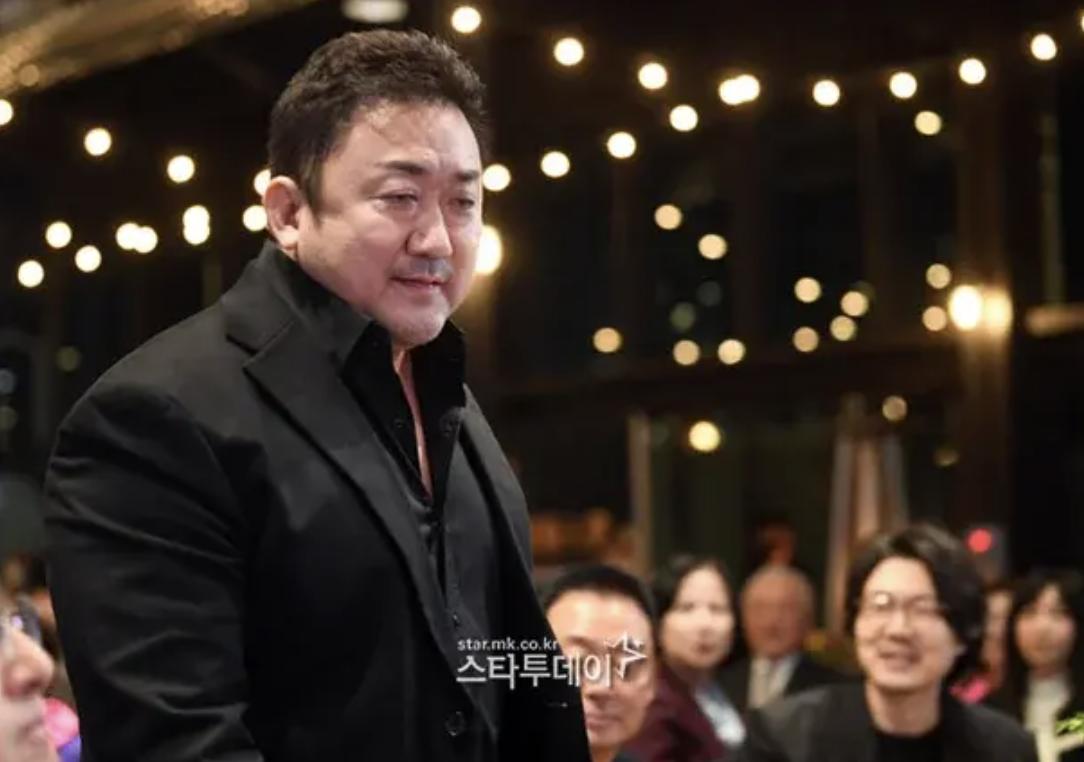 51岁马东锡迎娶小17岁女友，200斤*男猛**与神颜健身教练，被赞绝配