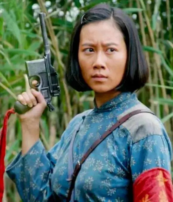 舍不得红唇眼线假睫毛，就别演女兵，这6位女星扮相才叫尊重观众