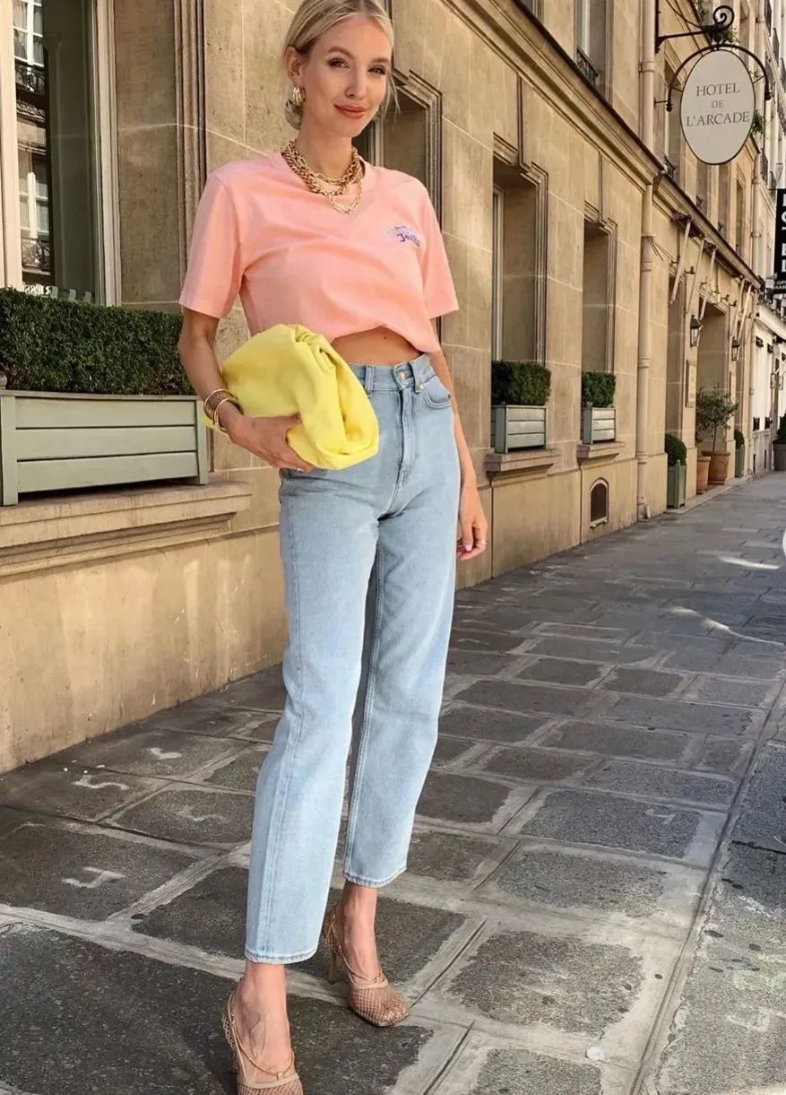 男t恤搭牛仔裤加皮带有哪些穿法,t恤配裤子的时髦穿法