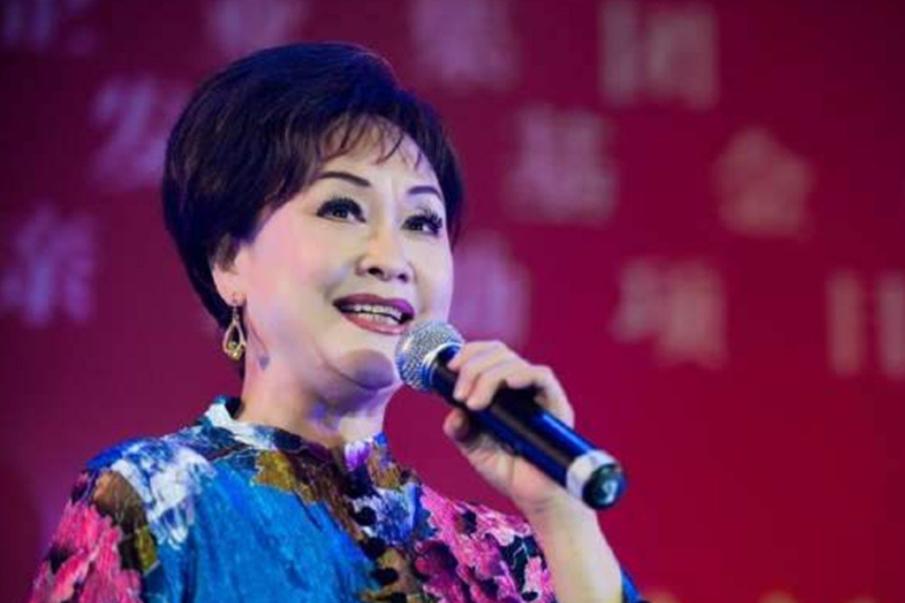 73岁李谷一全家近照曝光,73岁的李谷一全家近照曝光