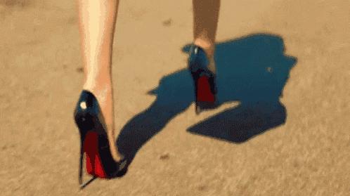 长时间穿高跟鞋脚疼怎么缓解,长时间穿高跟鞋脚肿怎么办