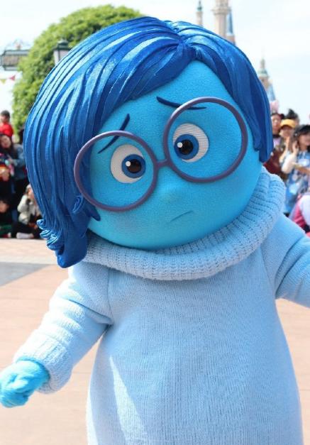 又丧又真诚？迪士尼形象忧忧被迫营业惹人怜，打工人狠狠共情