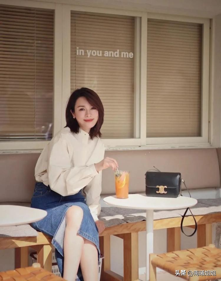 奔五的女人还适合穿大红色卫衣吗,新年穿新色这10种显白时尚又高级