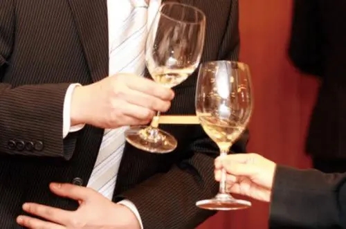 酒桌上给领导敬酒按什么顺序,青岛酒桌上敬酒的顺序