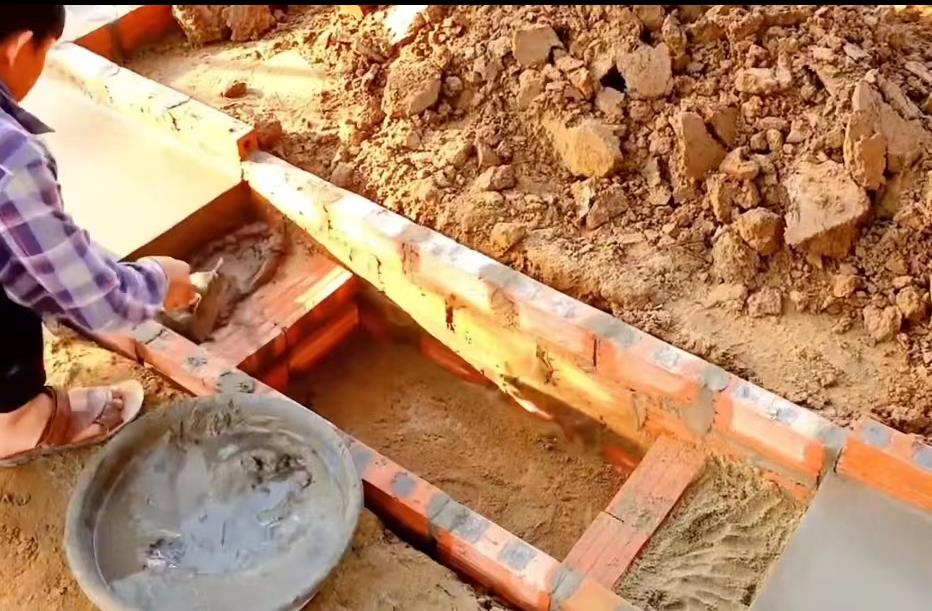 小哥把竹子编织成长方形鸡笼,小哥建造鸡舍