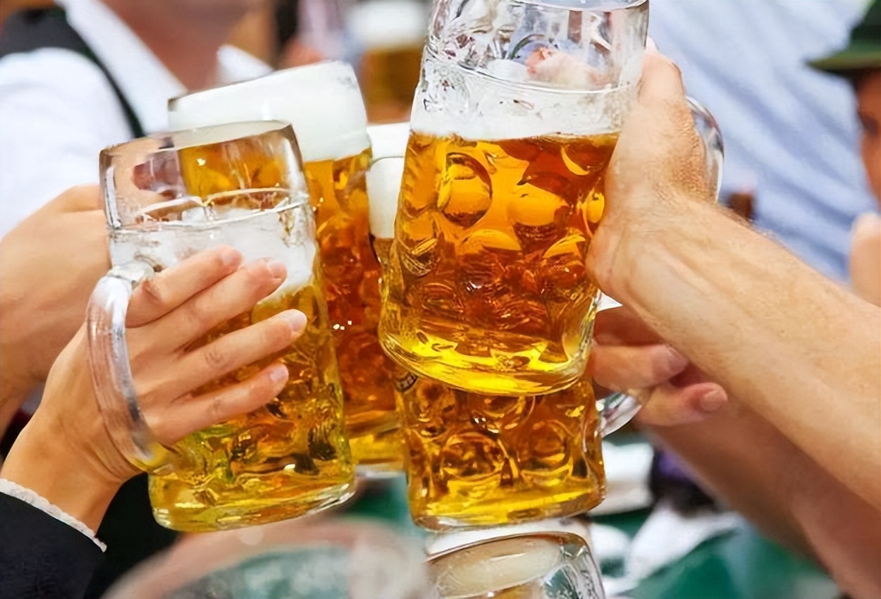 喝多少啤酒才等于一瓶白酒,一瓶啤酒相当于几两白酒酒精度数