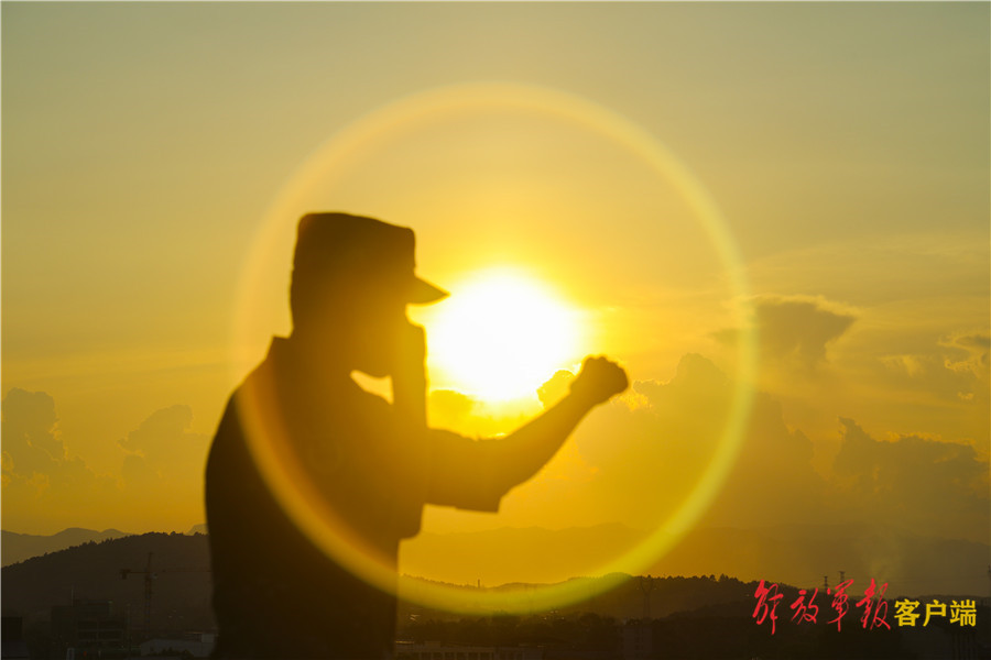 致敬退伍老兵的迷彩青春,退伍季时光不负迷彩青春